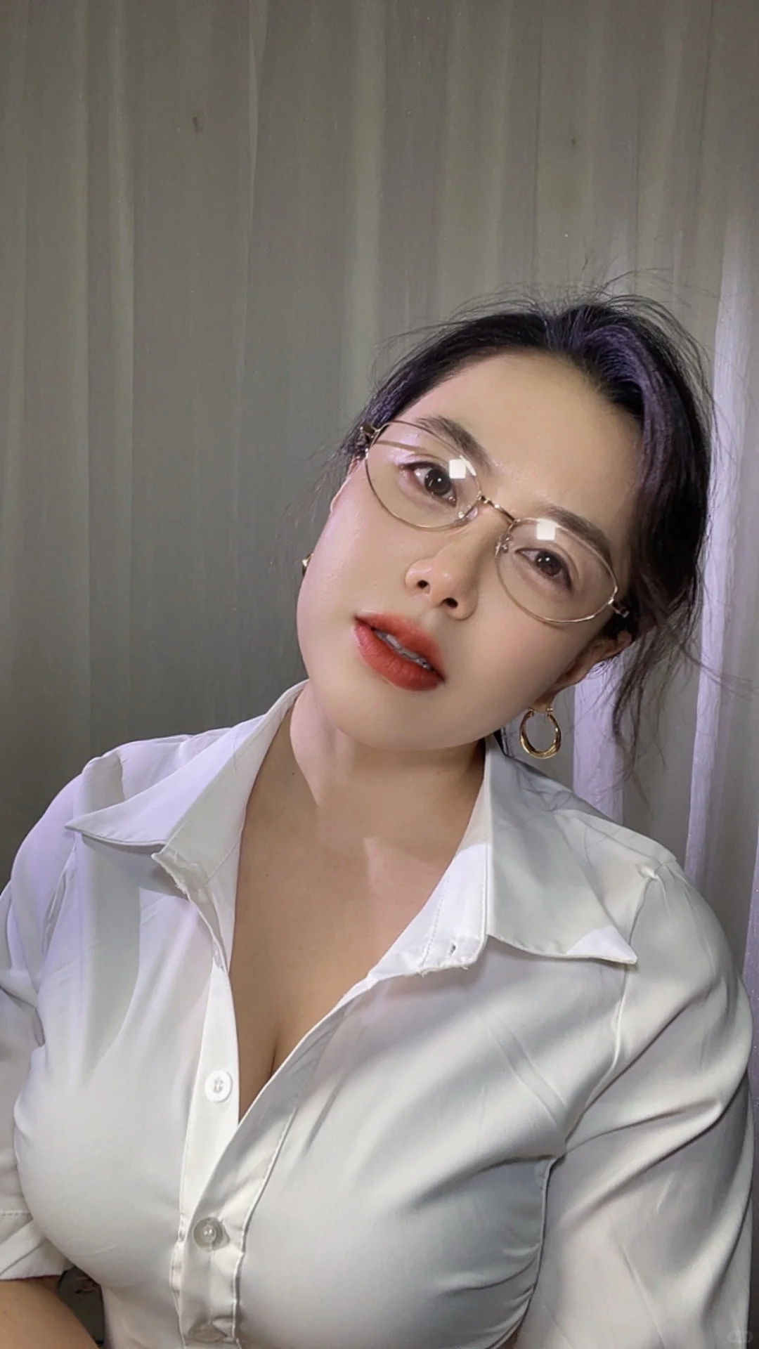 御姐，微胖，反差，白衬衣自拍