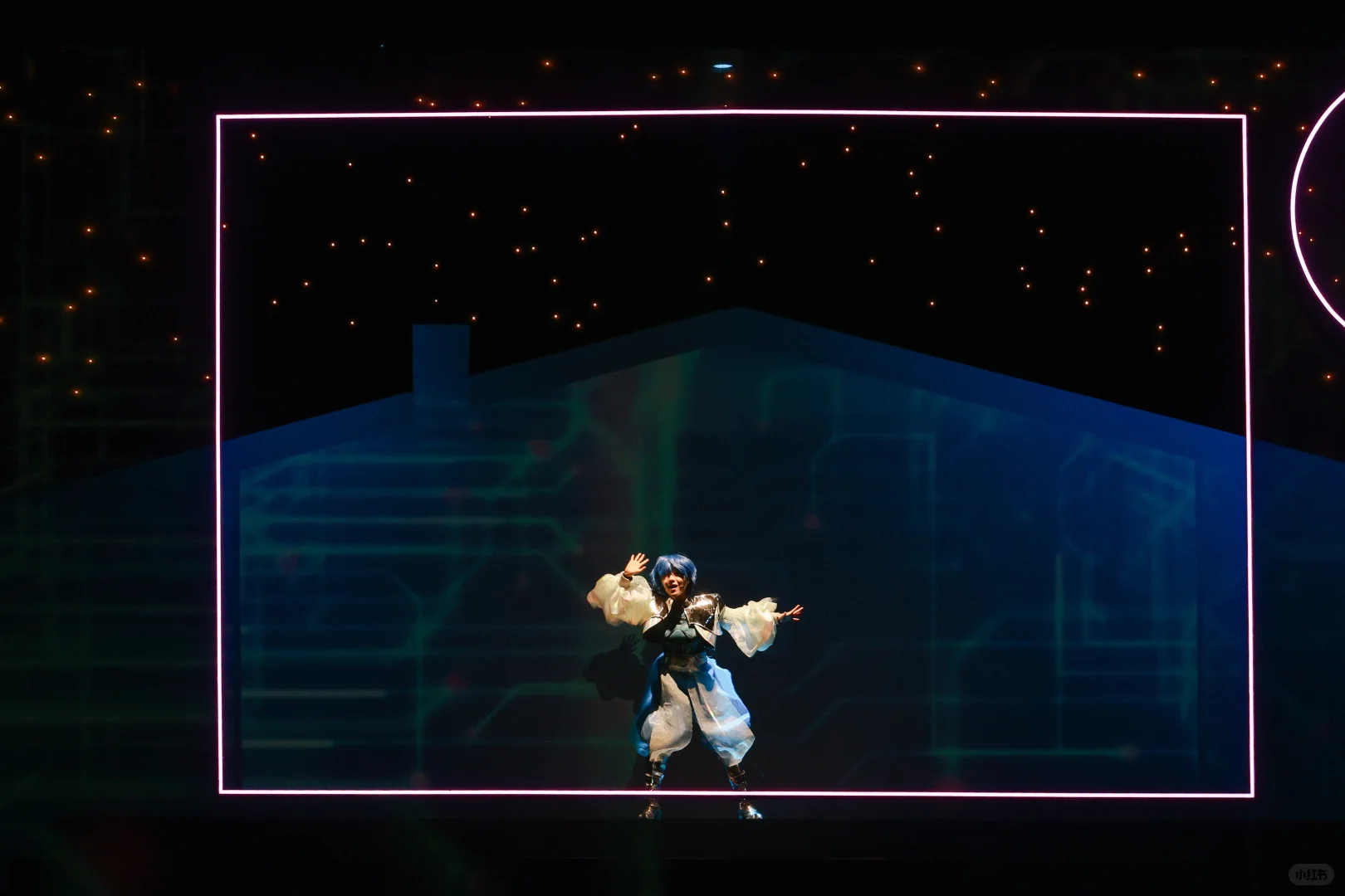 也是做上了2055年的服装设计了