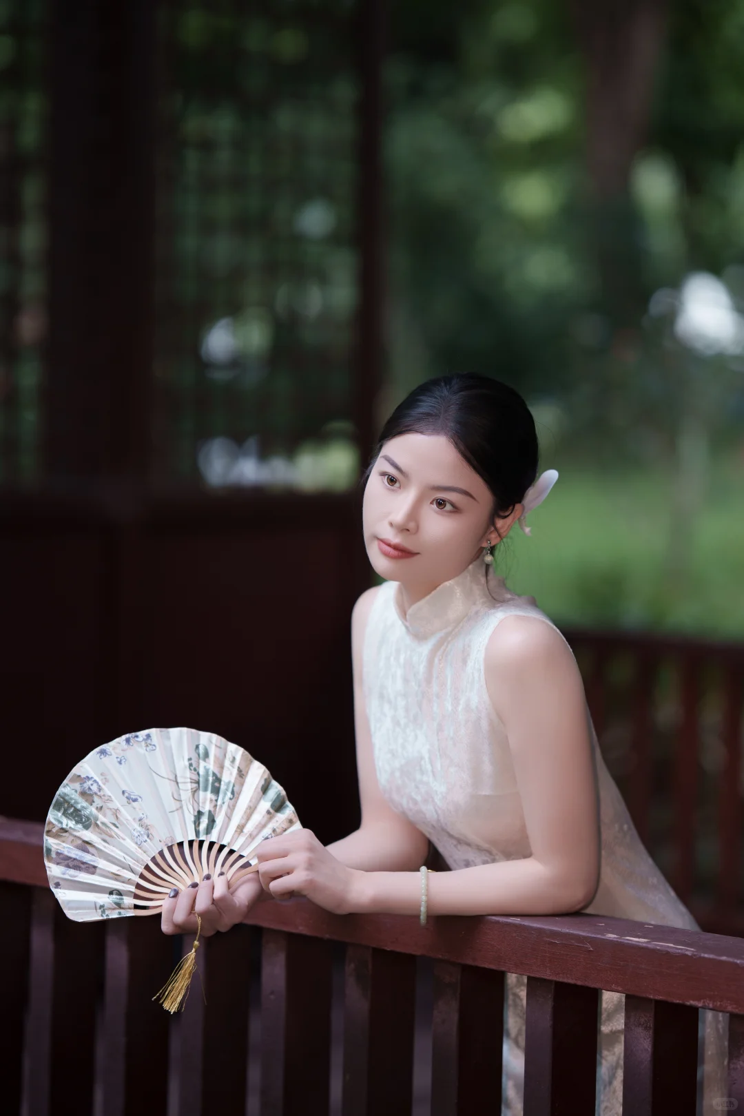 阴天也能拍出阳光感的旗袍