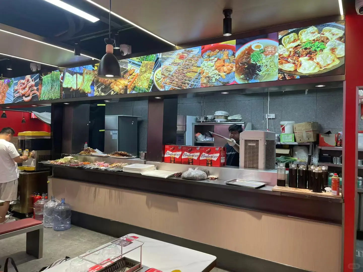 本地人排队抢吃的烧烤神店