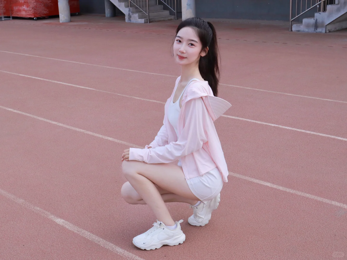 操场拍照~甜甜的