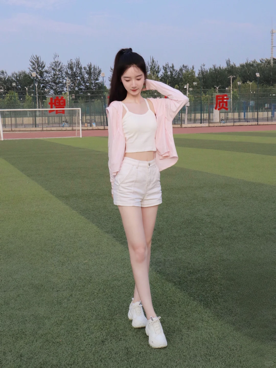 操场拍照~甜甜的