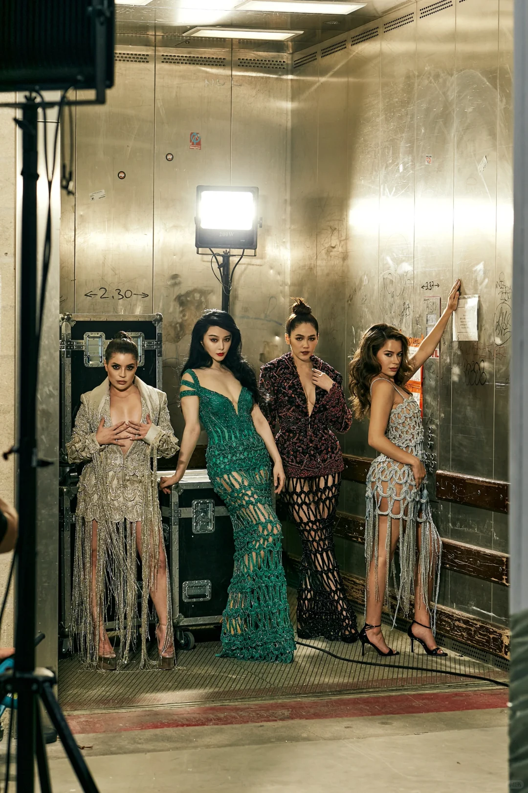 她真的好突出，像一条墨绿色的蟒蛇把人吞噬