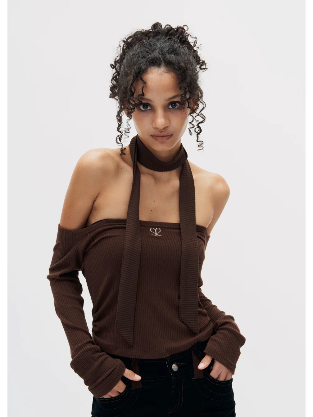 在广小麦色年轻女外模