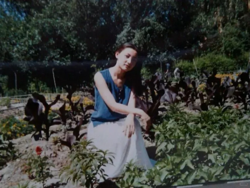 妈妈年轻时的照片 丁香树下的少女