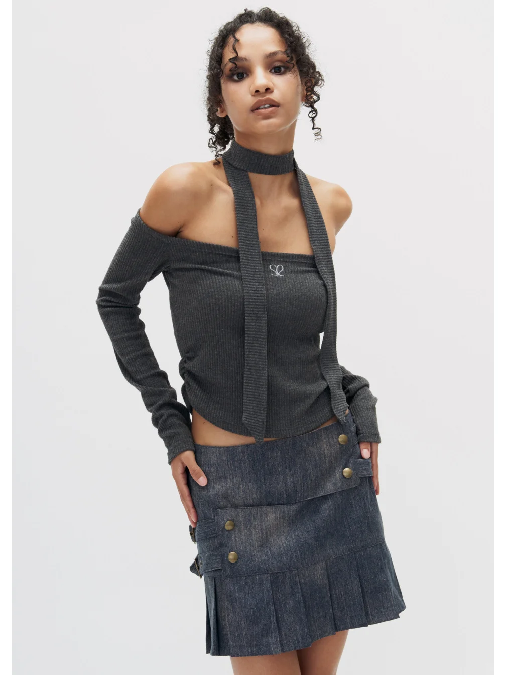 在广小麦色年轻女外模