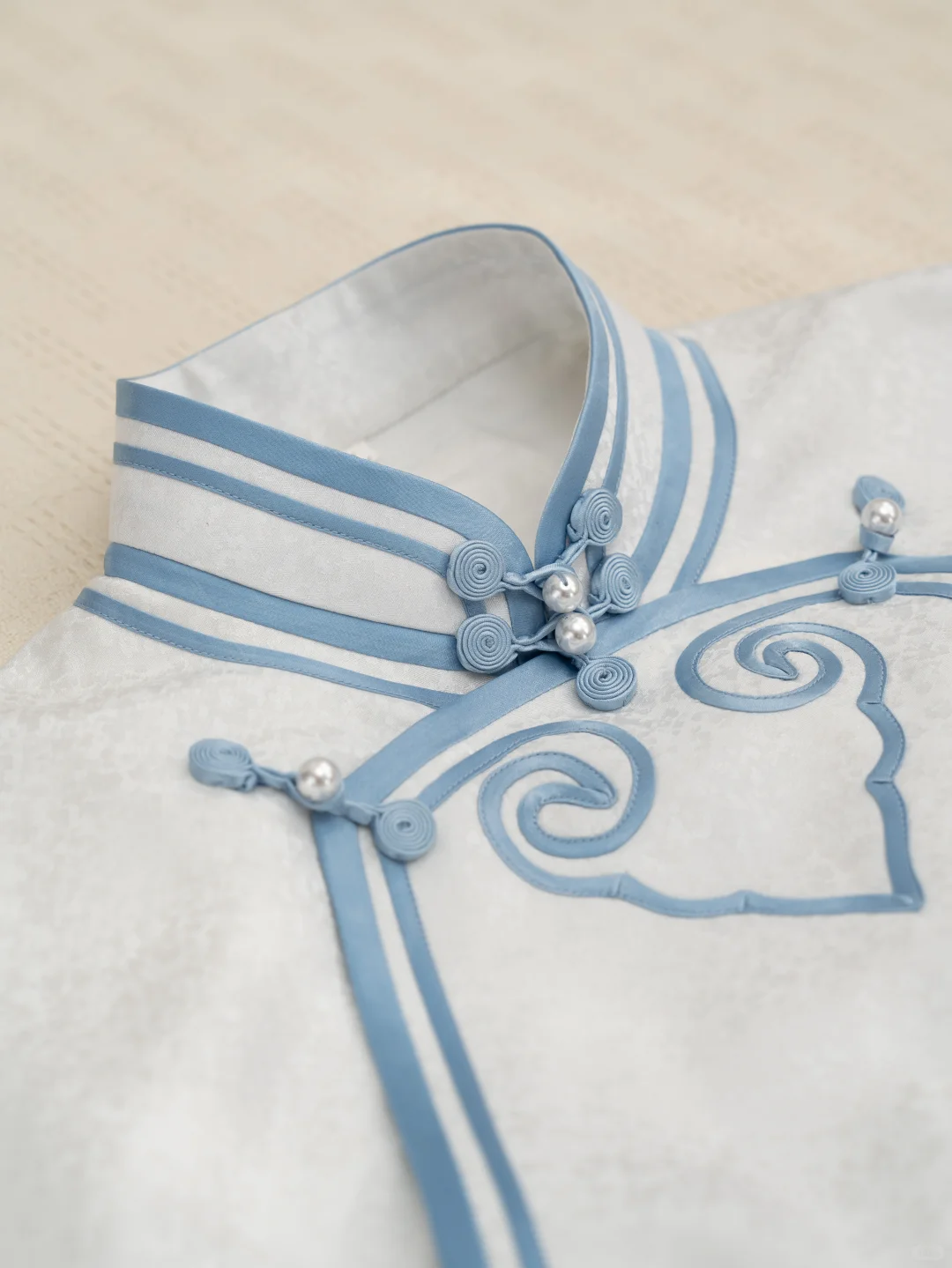 来点不一样的湖水蓝如意旗袍！