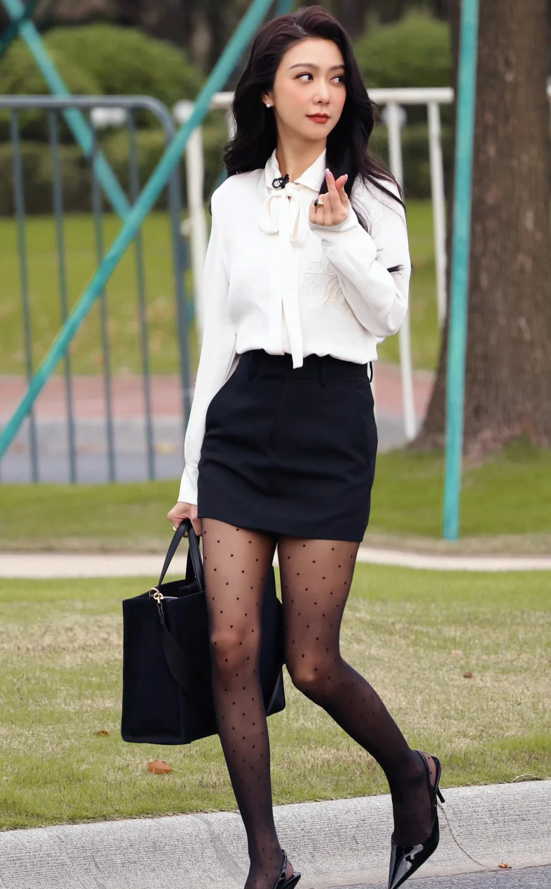 香港女星薛凯琪极品 OL 黑色丝袜通勤装