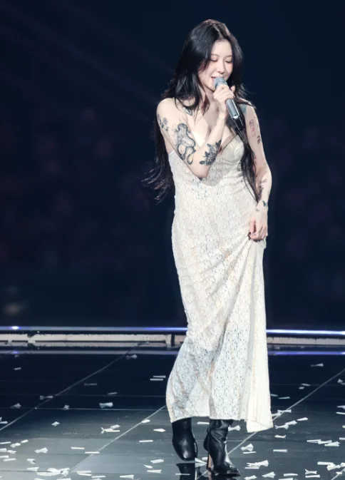 没穿内衣内裤吗白艺潾透视装惊艳全场