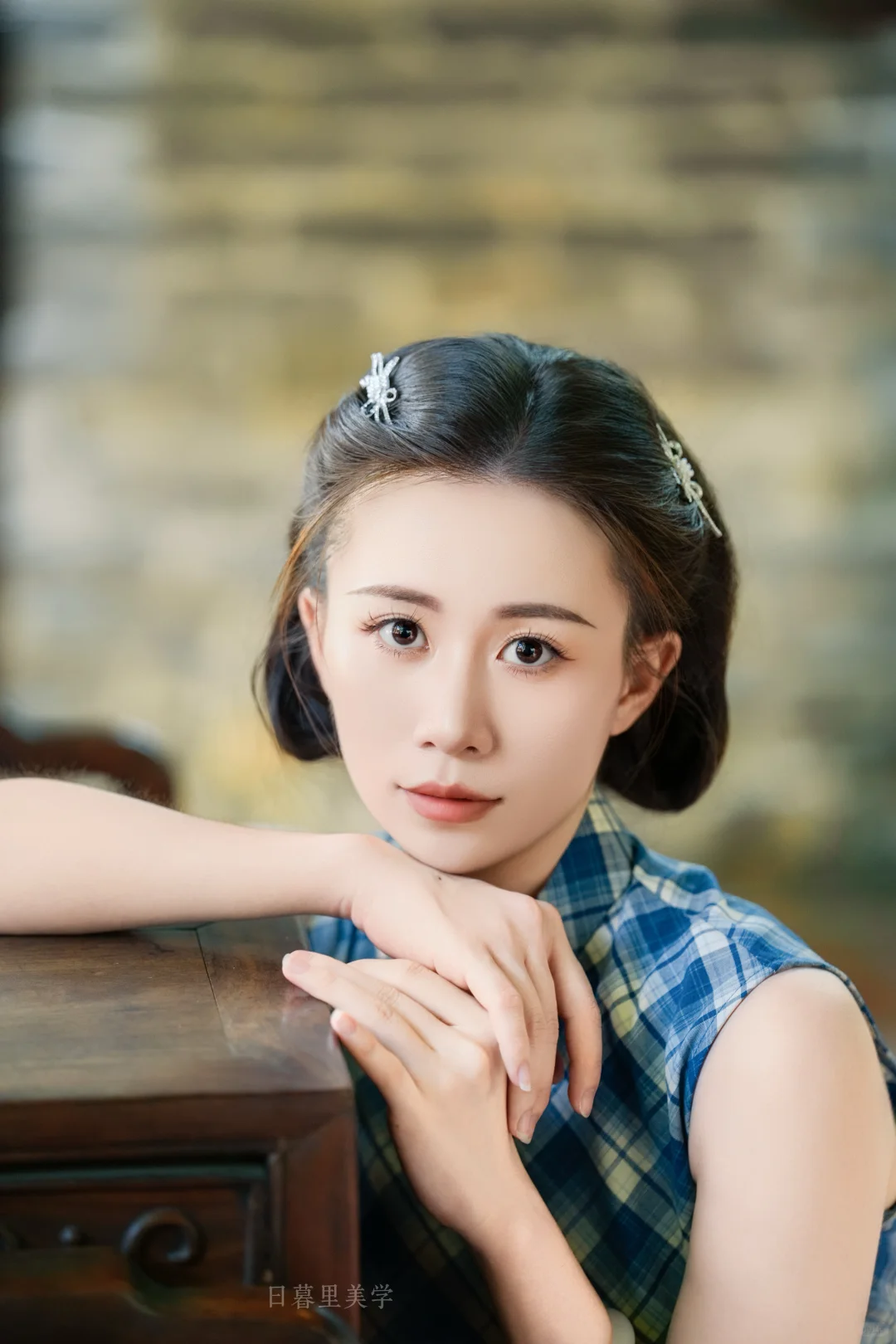 一袭清冷旗袍，独揽满园幽寂