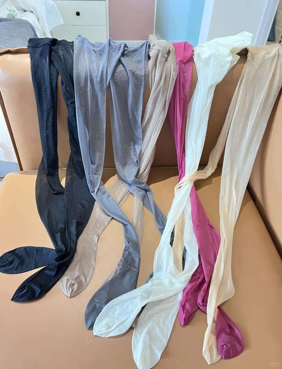 “哪条丝袜更显腿细？拍完我自己都惊了…”