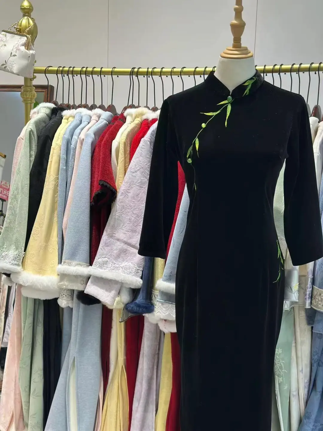 桂林正阳路旗袍100多，拿下三件，开心