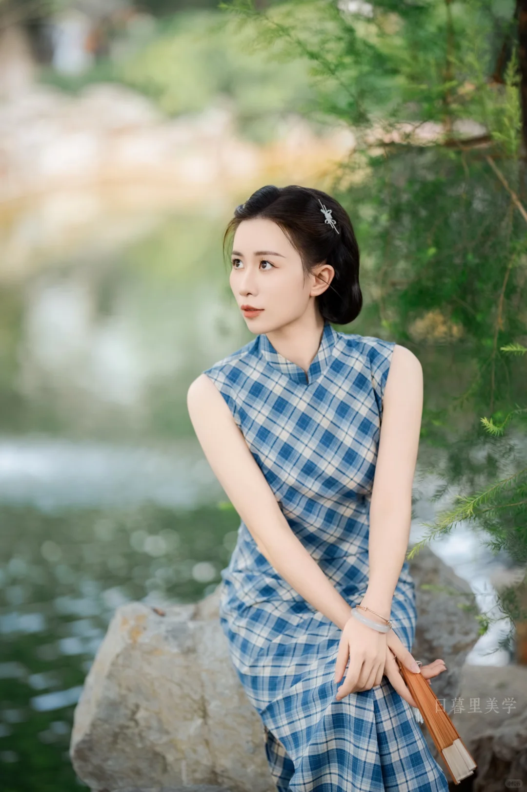 一袭清冷旗袍，独揽满园幽寂