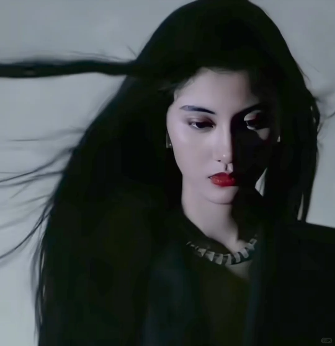 艳丽得鬼气森森