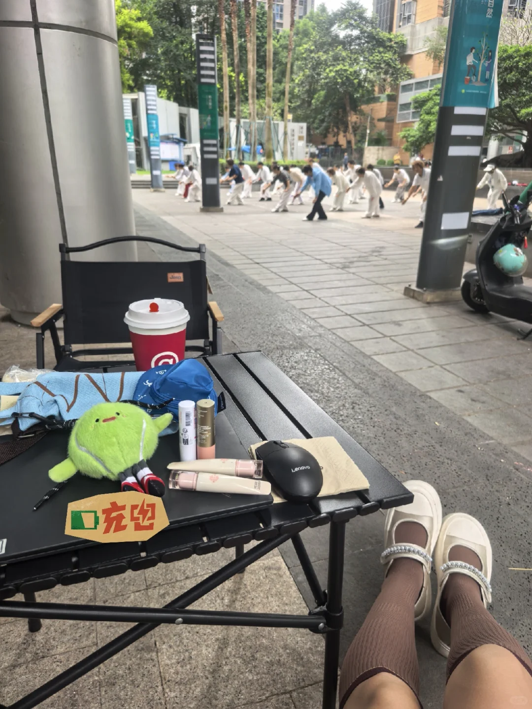 3旬老太坐看6旬少女晨练