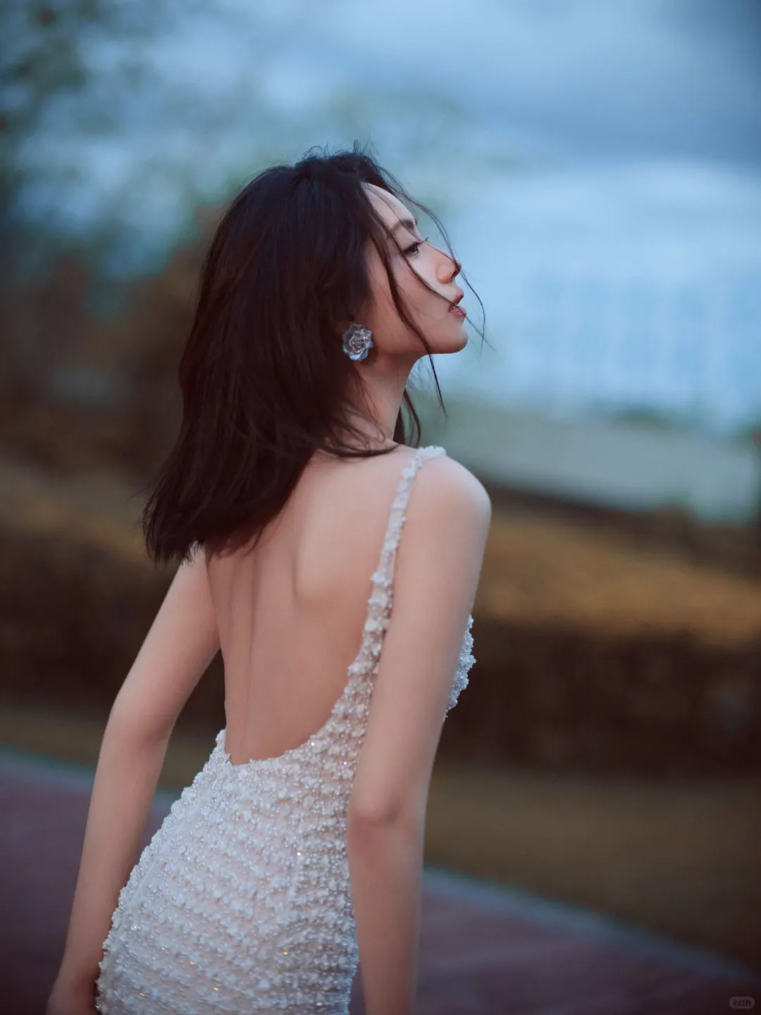 刘惜君性感露背裙