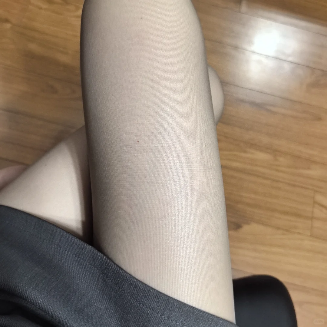 涞觅灰色哑光丝袜试穿