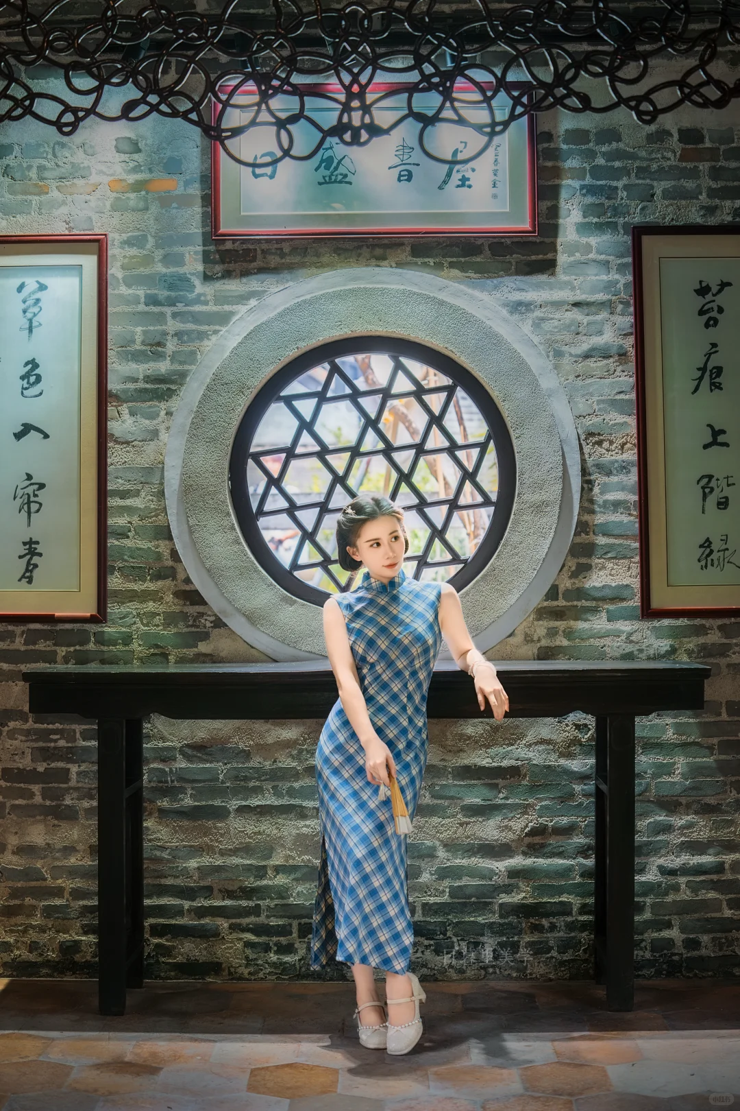 一袭清冷旗袍，独揽满园幽寂