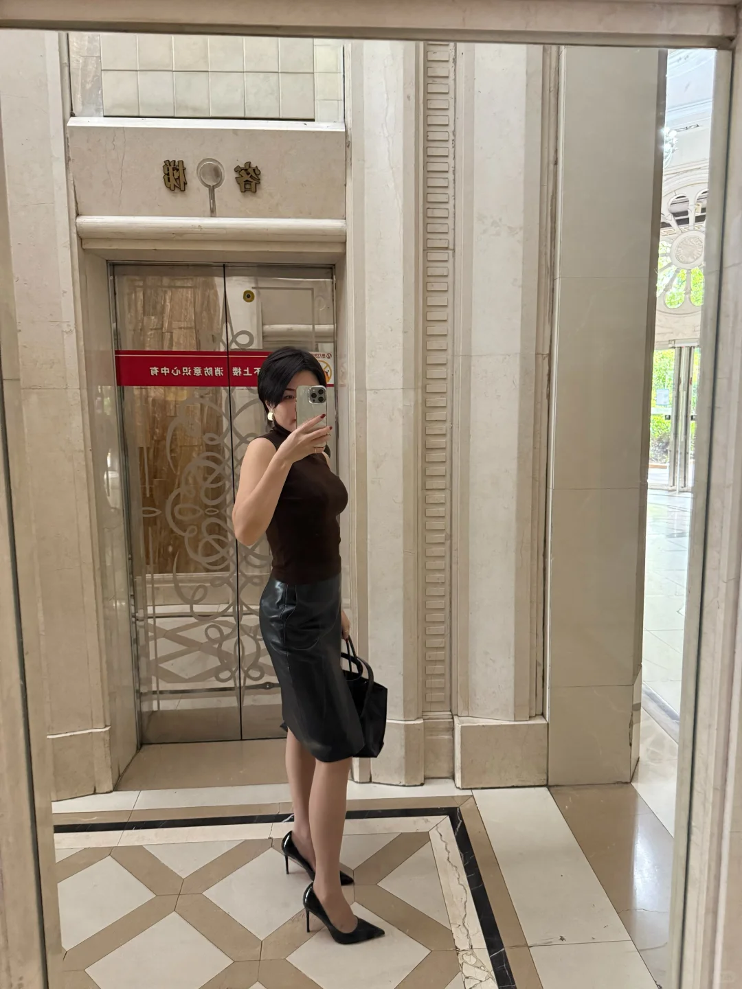 黑色高跟鞋配咖色肉丝太爱了