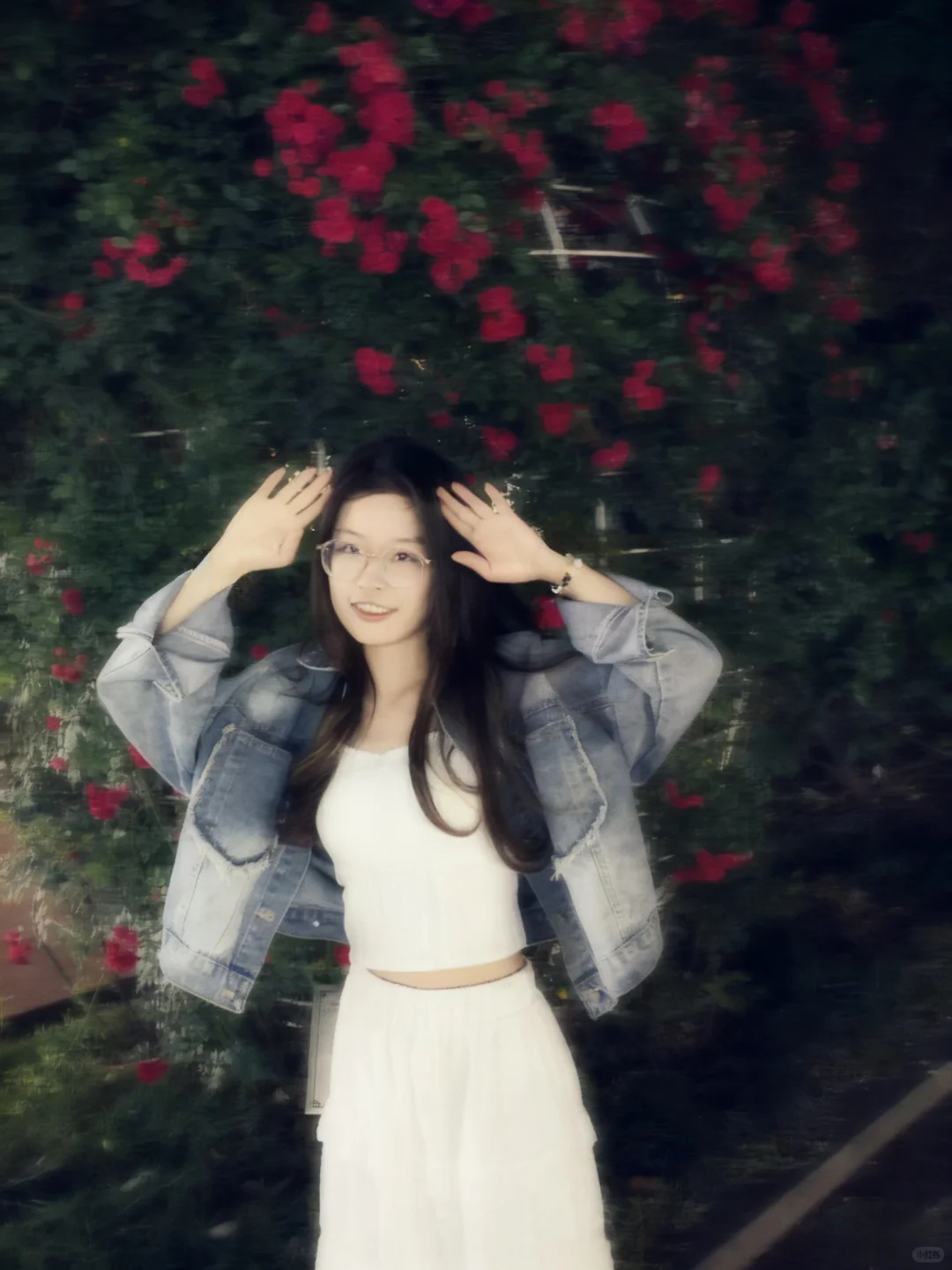 忘记了自己曾经也是一个很明媚的小女孩