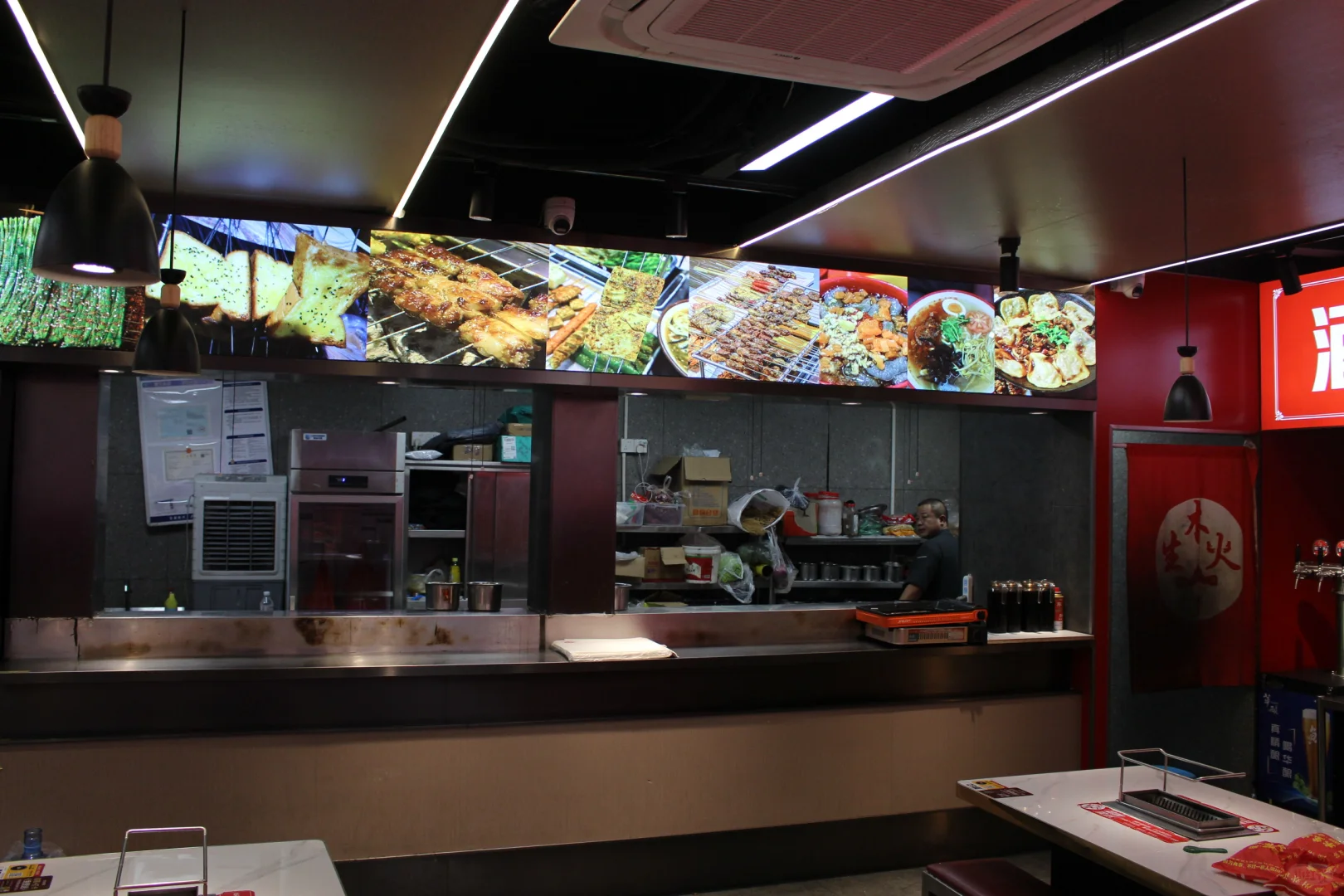 本地人排队抢吃的烧烤神店