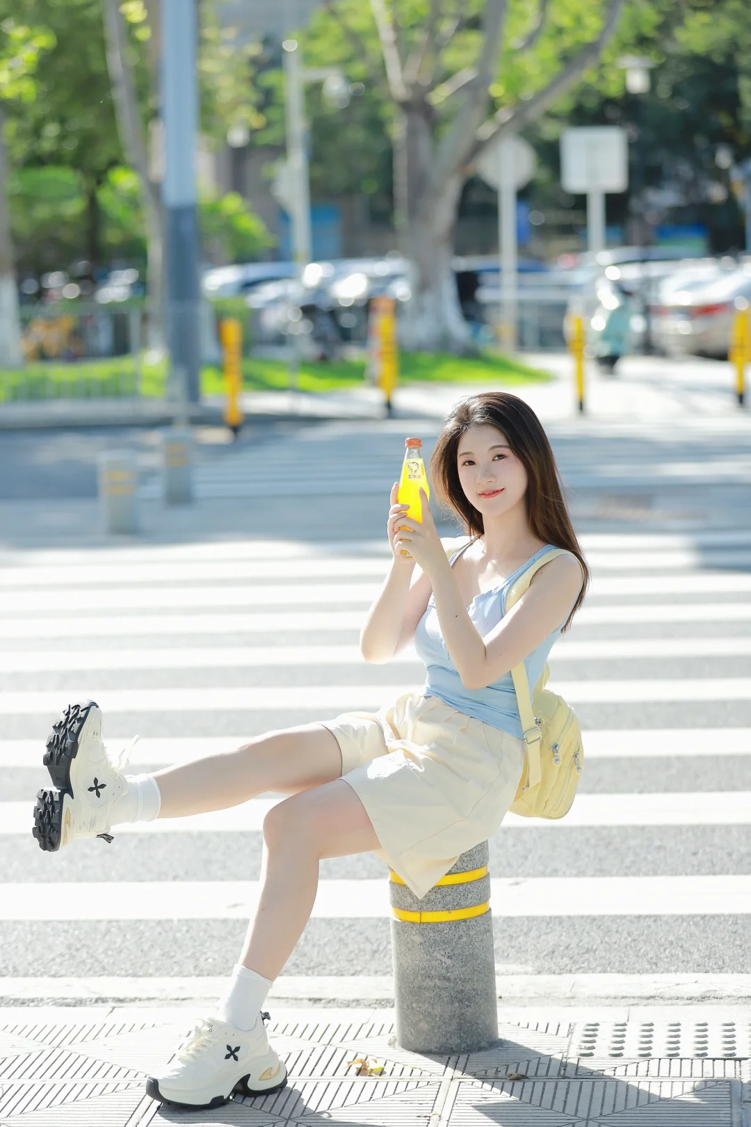 喝橘子汽水的女孩