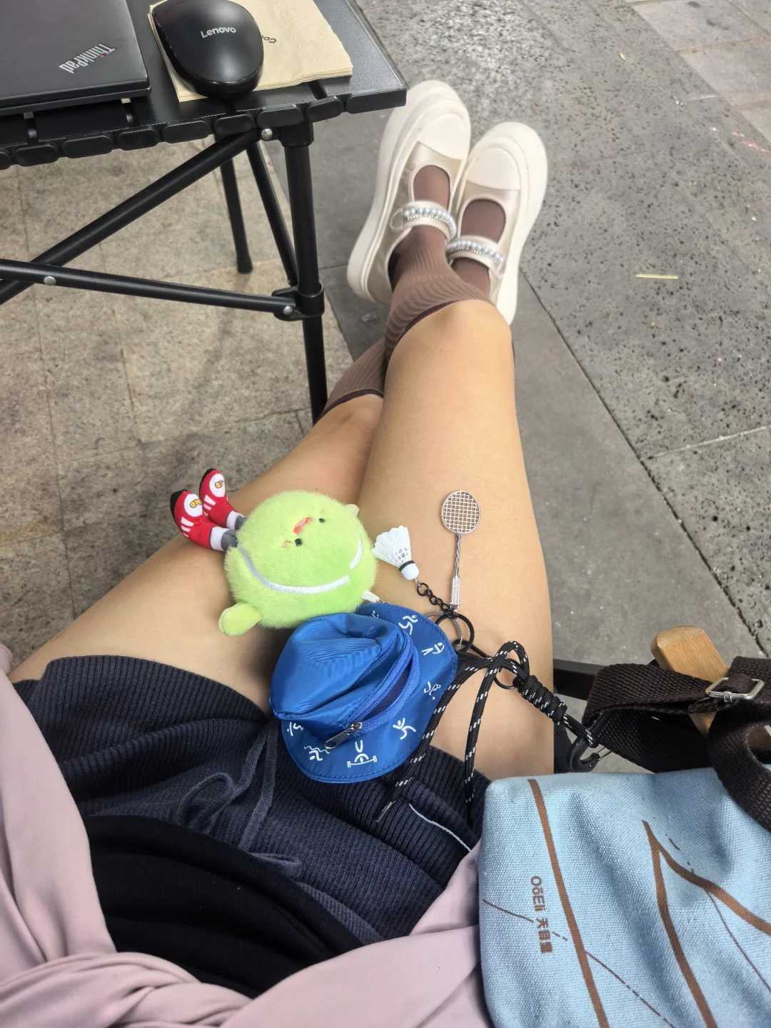 3旬老太坐看6旬少女晨练