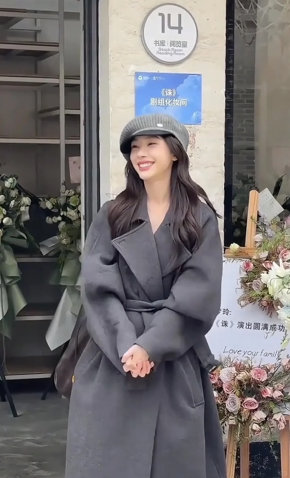 易梦玲这件灰大衣赢麻了！收腰设计把女人味