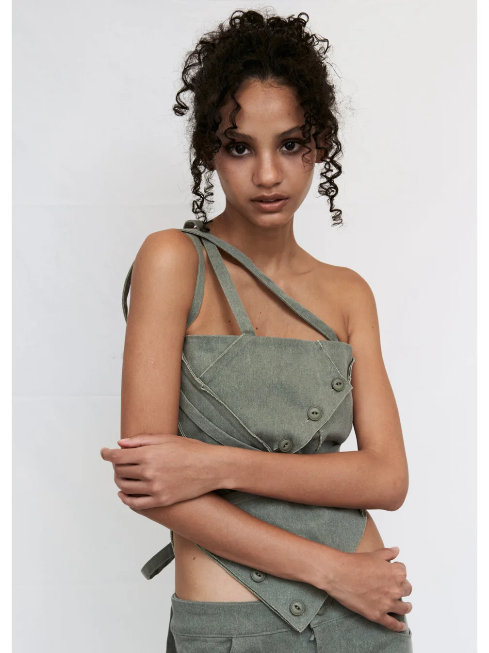 在广小麦色年轻女外模