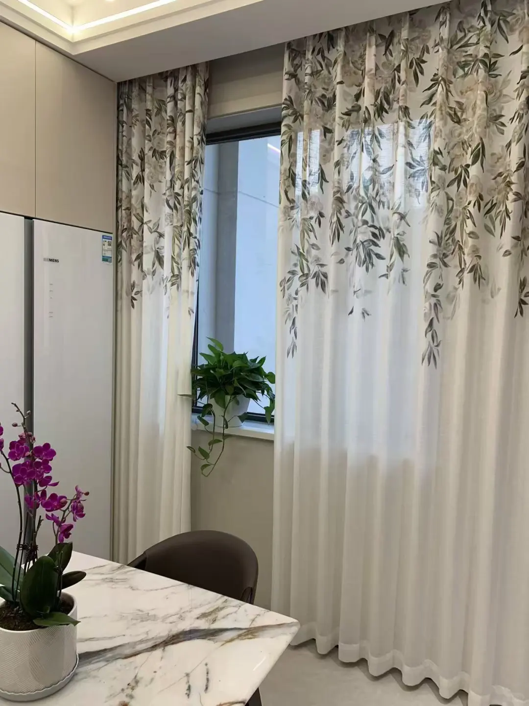 柳叶低垂落花飞漫天花雨绽妩媚细看落花谁