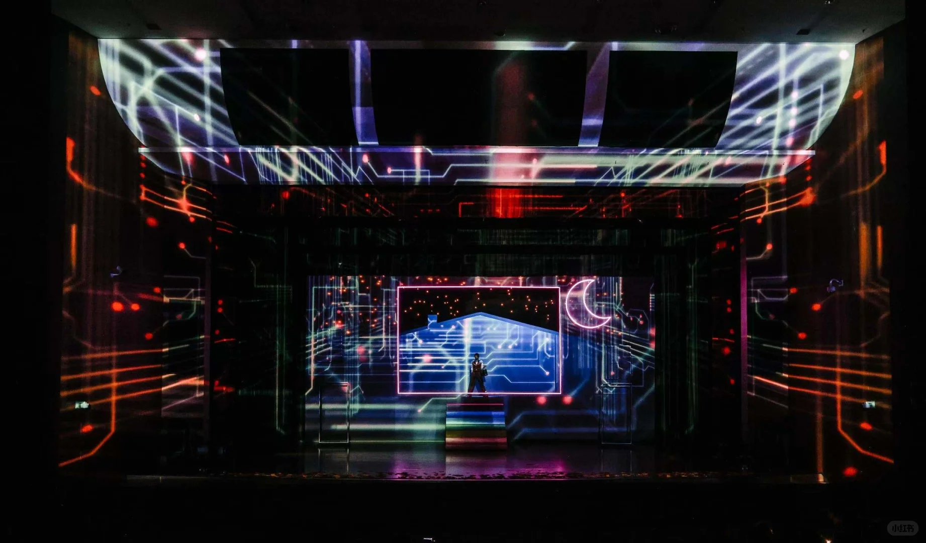 也是做上了2055年的服装设计了