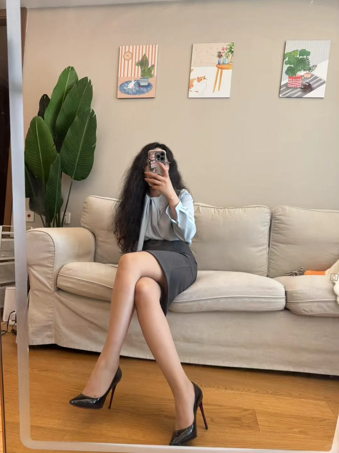 休闲搭配肉丝袜和黑色高跟，高端大气！