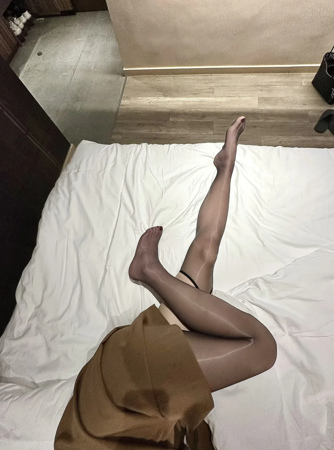 这也好好看呀✨ 单吊带黑丝➕车厘子爆闪美甲