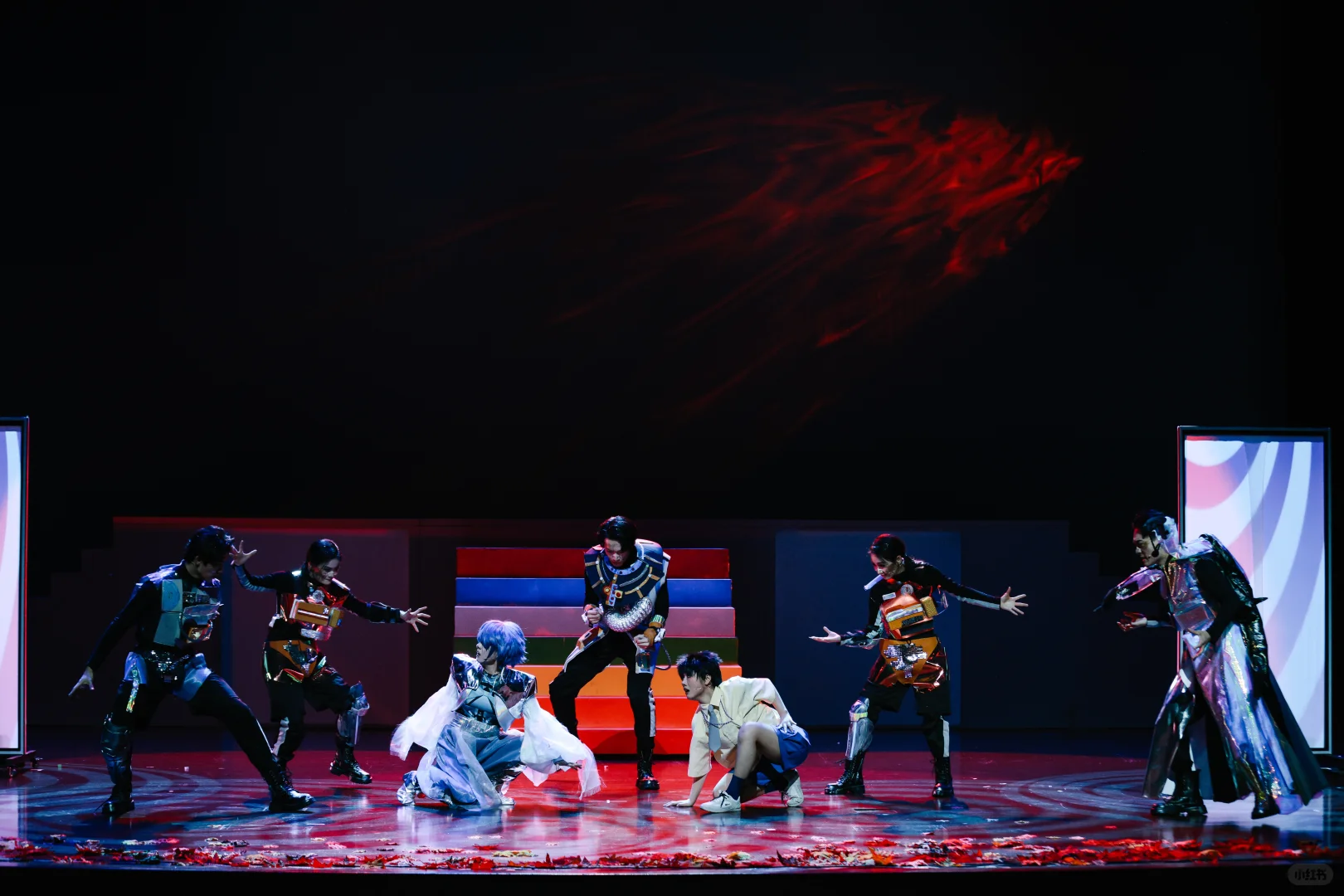 也是做上了2055年的服装设计了