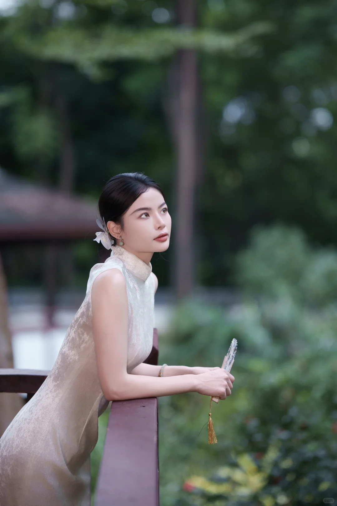 阴天也能拍出阳光感的旗袍