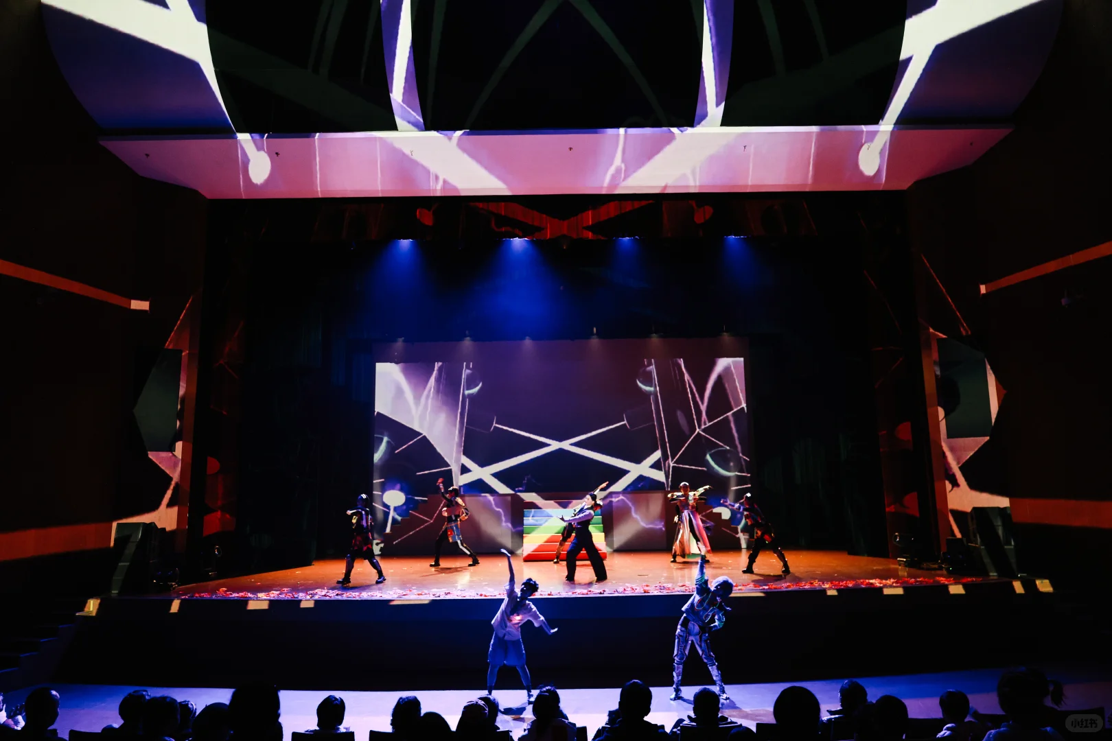 也是做上了2055年的服装设计了