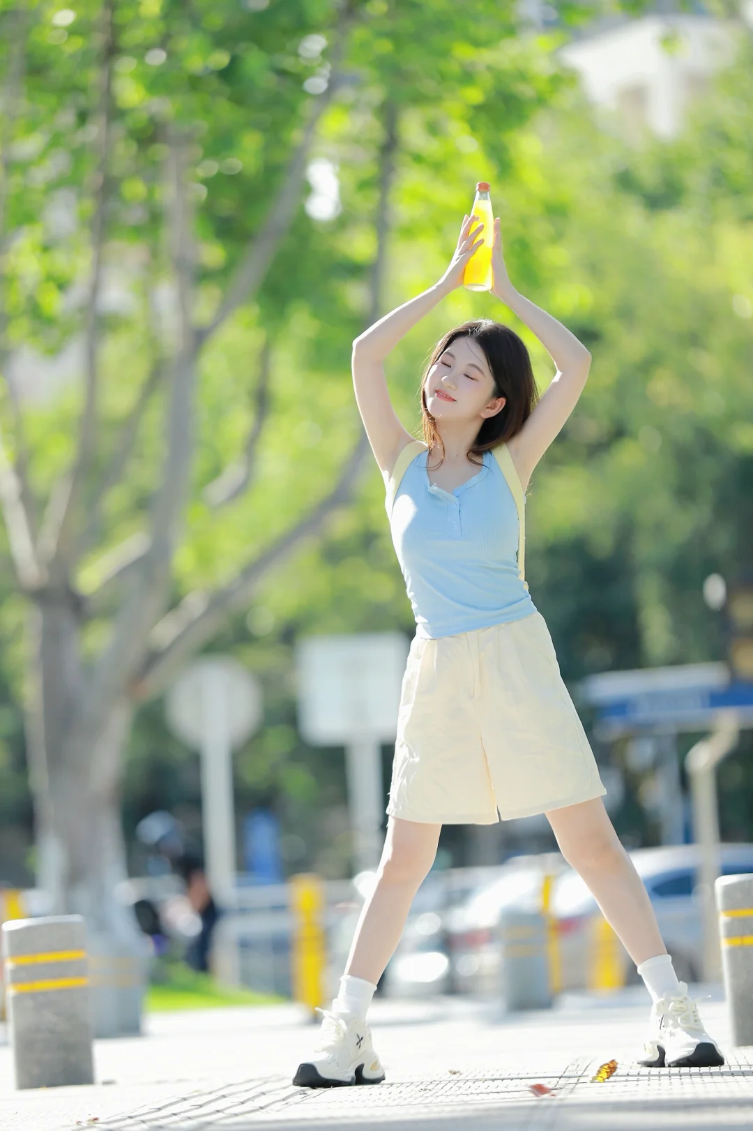 喝橘子汽水的女孩