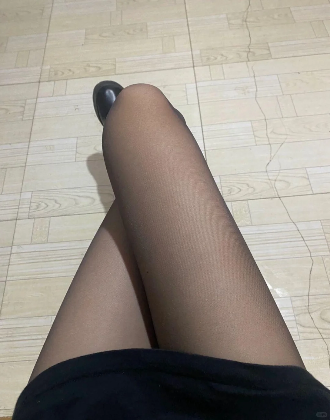 “哪条丝袜更显腿细？拍完我自己都惊了…”