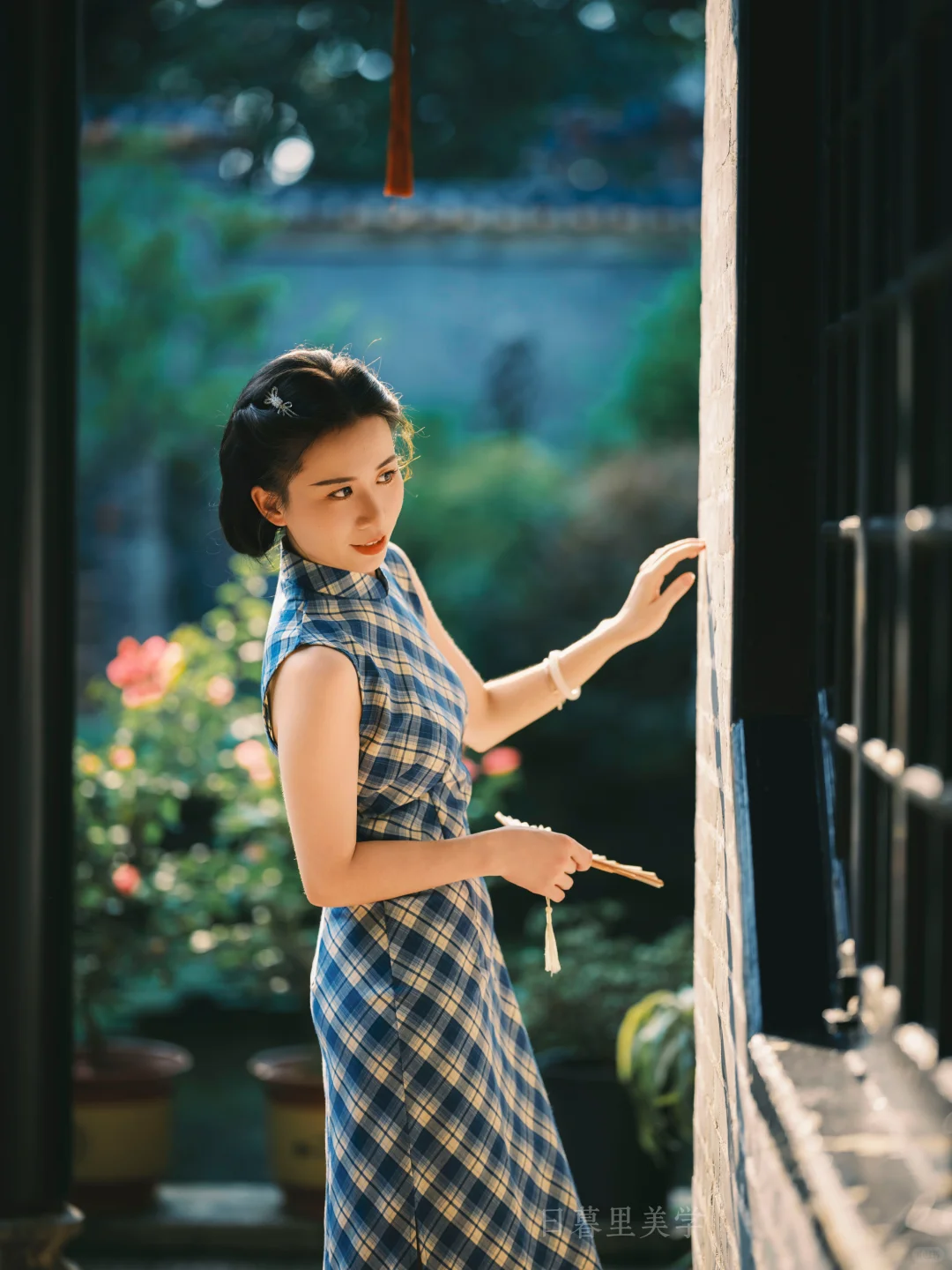 一袭清冷旗袍，独揽满园幽寂