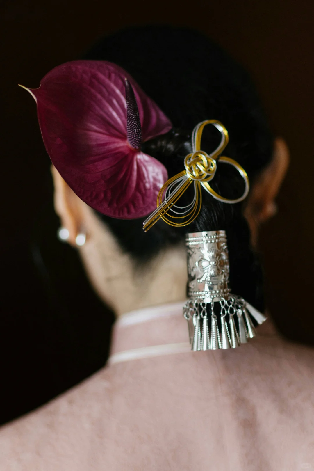 用一支红掌当发簪 🟣出门旗袍造型