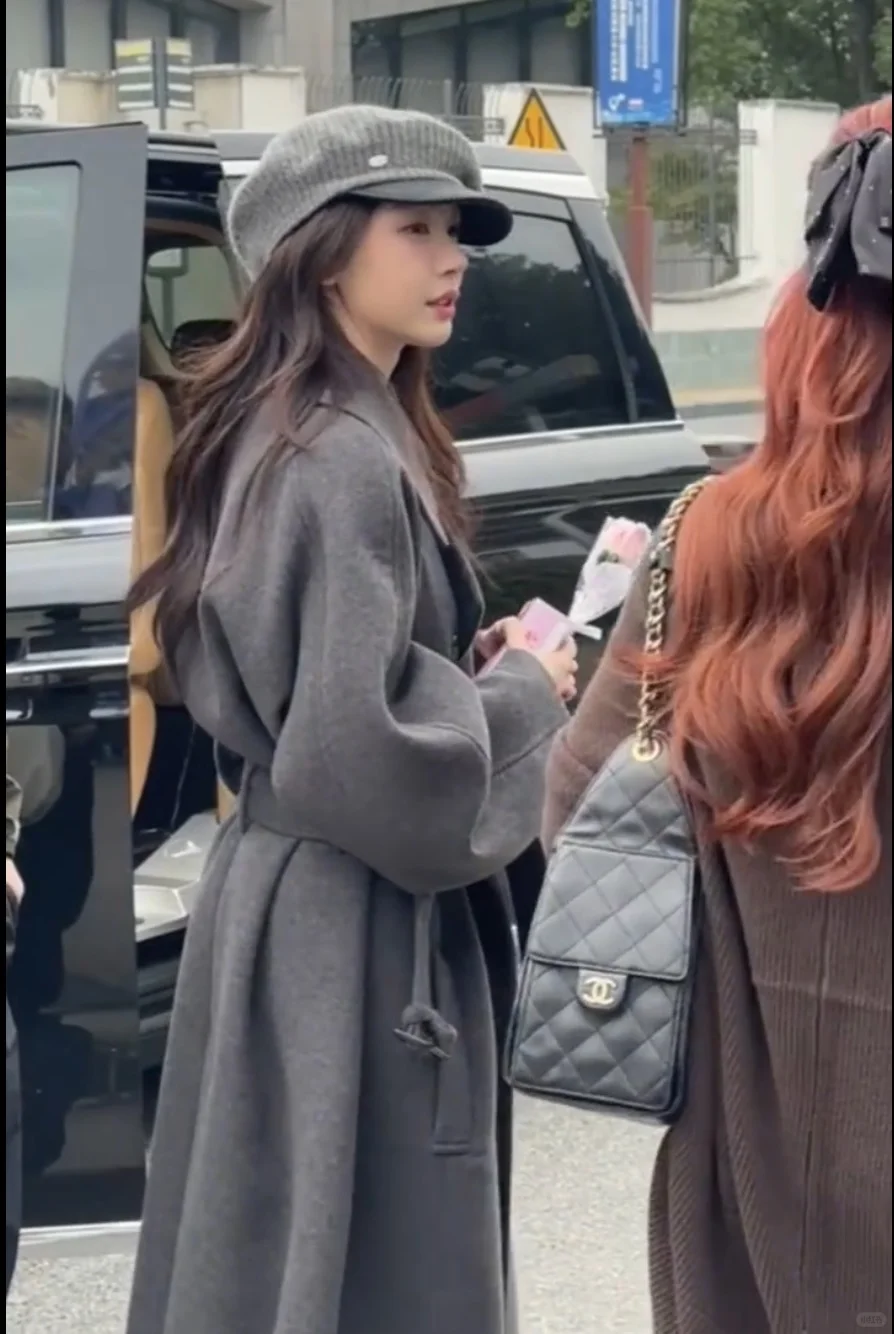 易梦玲这件灰大衣赢麻了！收腰设计把女人味