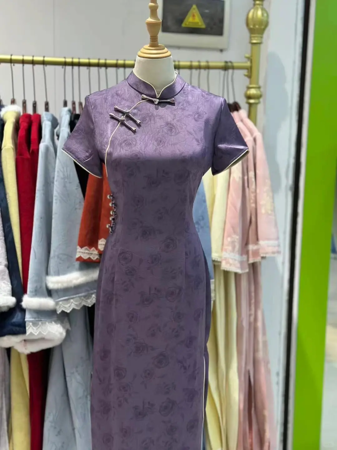 桂林正阳路旗袍100多，拿下三件，开心