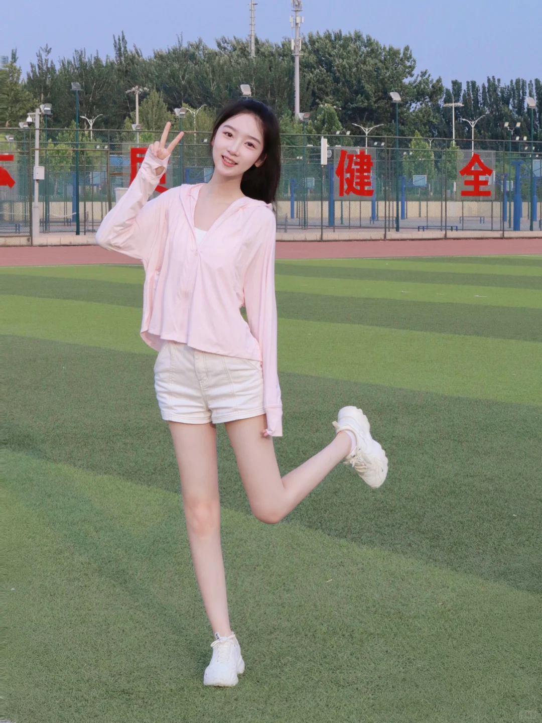 操场拍照~甜甜的