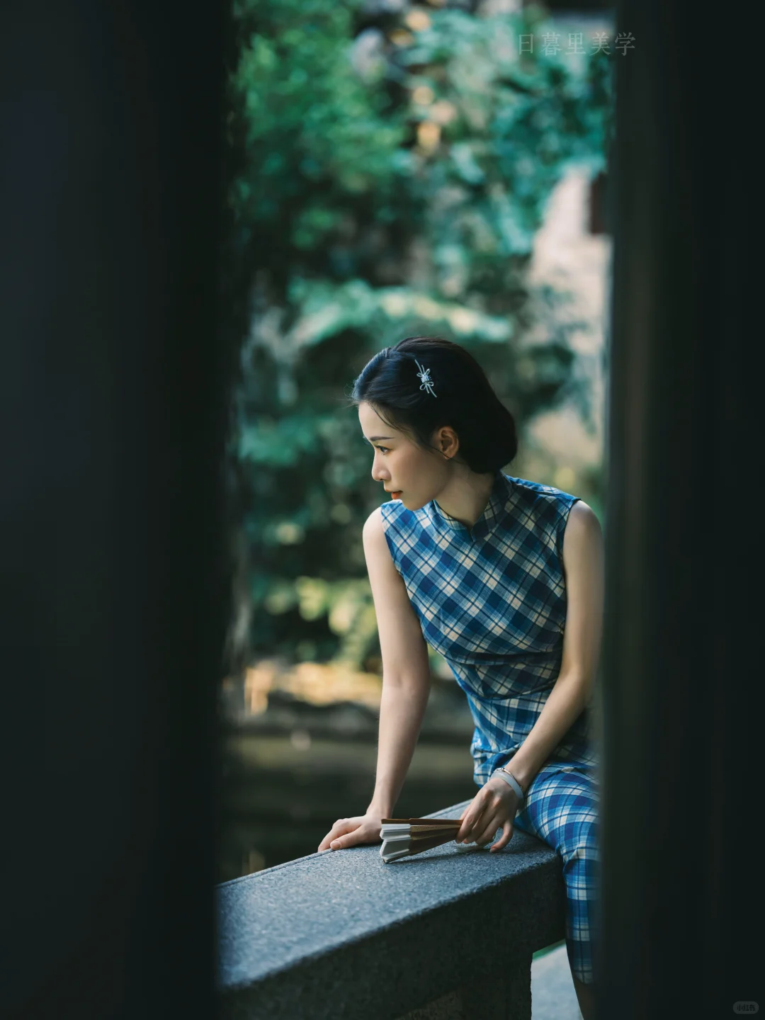 一袭清冷旗袍，独揽满园幽寂