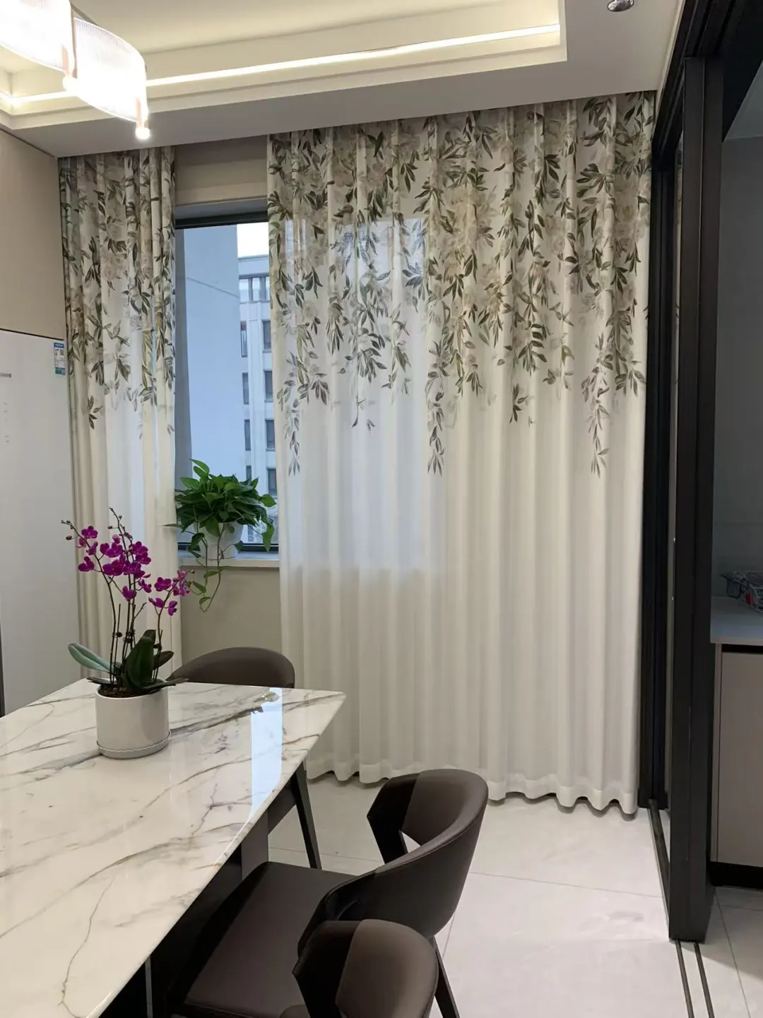 柳叶低垂落花飞漫天花雨绽妩媚细看落花谁