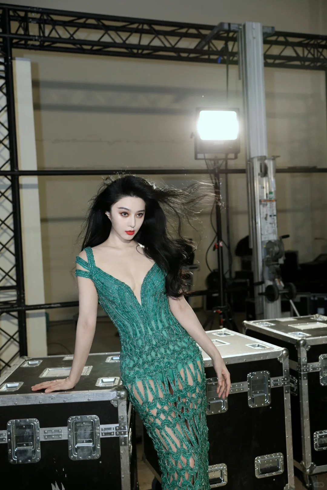 她真的好突出，像一条墨绿色的蟒蛇把人吞噬