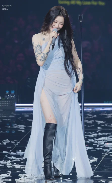 没穿内衣内裤吗白艺潾透视装惊艳全场