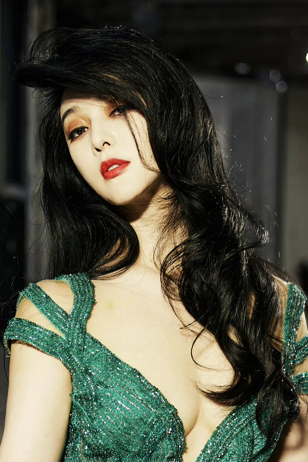 她真的好突出，像一条墨绿色的蟒蛇把人吞噬