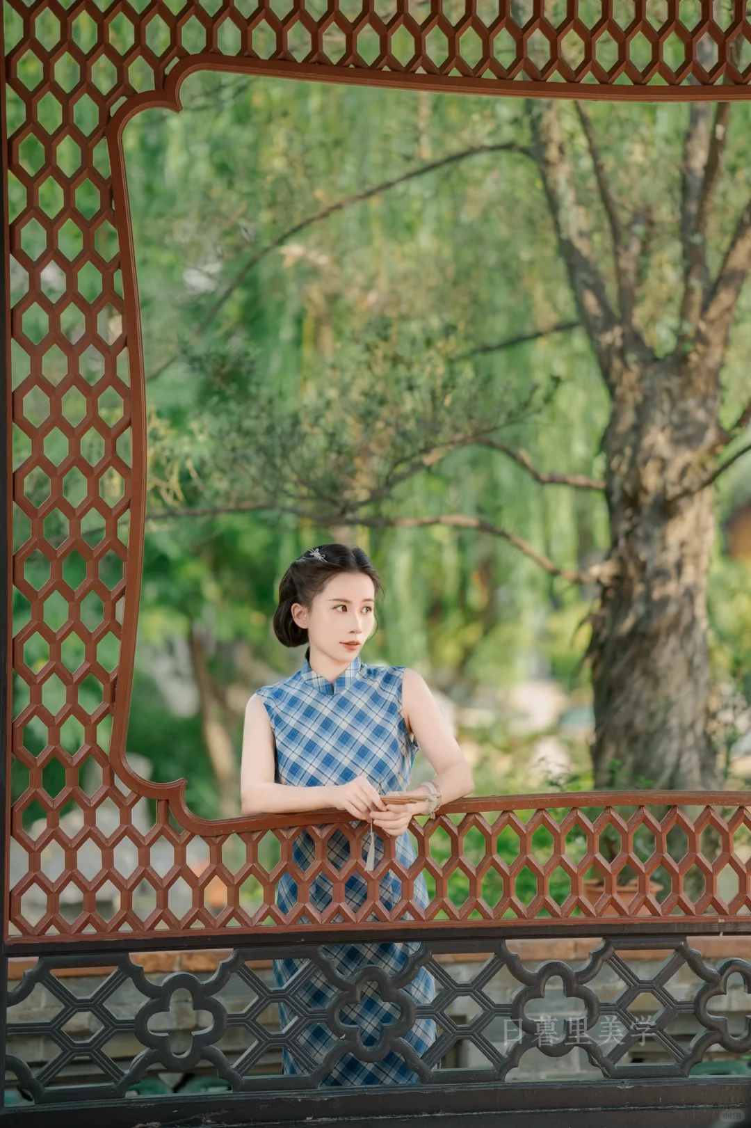 一袭清冷旗袍，独揽满园幽寂