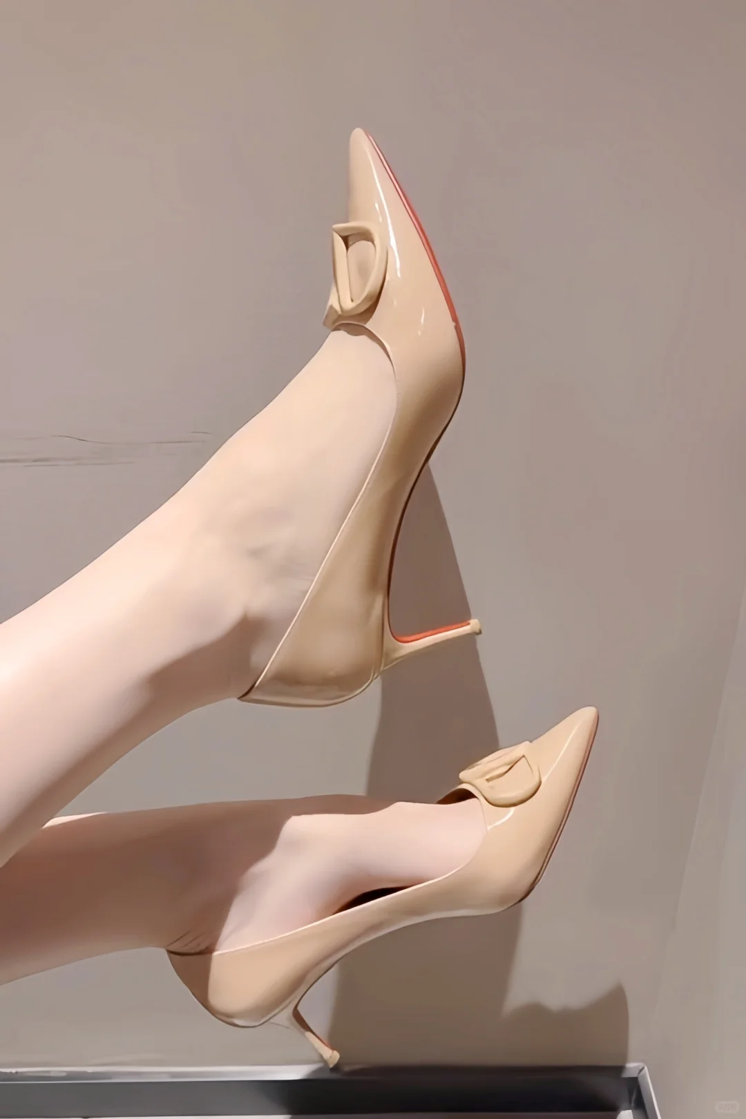 天啊，今天的丝袜也太配鞋子了，好美👠